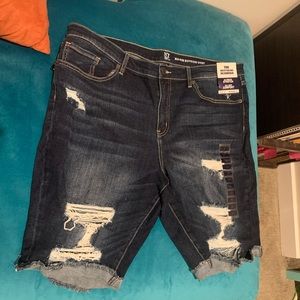 NWT Mid-rise boyfriend shorts